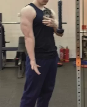 腼腆的肌肉男小哥哥