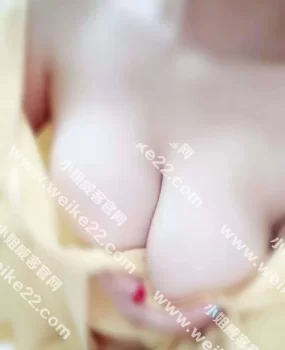 大胸长腿的性感美女。