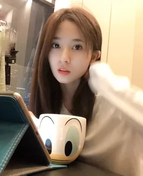 爱笑兼职小姐姐