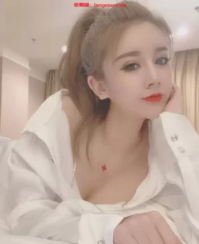 看着她性感的奶子和逼逼很是让人冲动忍不住想日