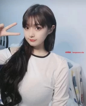 平腹蜜桃臀皮肤雪白小嫩模