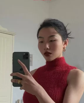 兼职小妹，很正点，三点粉嫩